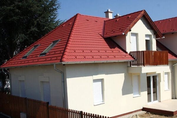 Červená strecha s vikierom
