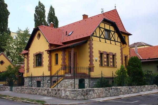 Červená členitá strecha