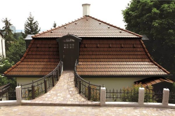 Stanovo-oblúková strecha - hnedá