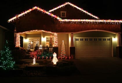 Vianocna-vyzdoba-domu-svetelna-retaz-na-streche