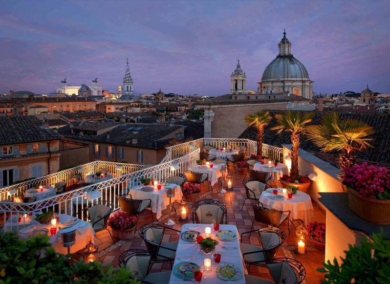 romanticke-miesta-strecha-restauracie-vyhlad-na-chram-sv-petra-vatikan-taliansko