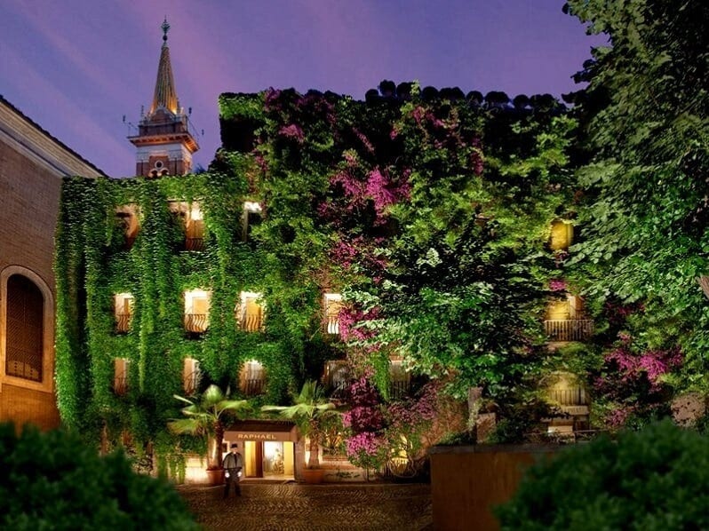 Terrazza-Barmante-Hotel-Rafael-rim-pohlad-na-budovu-rastliny