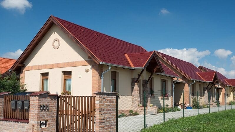 tmava-cervena-strecha-krytina-dom-s-tehlovym-obkladom