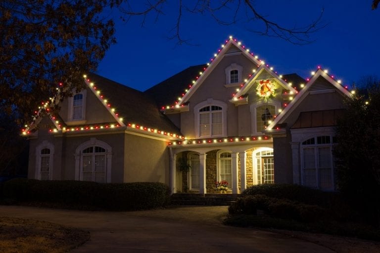 vianocna-vyzdoba-strechy-a-domu