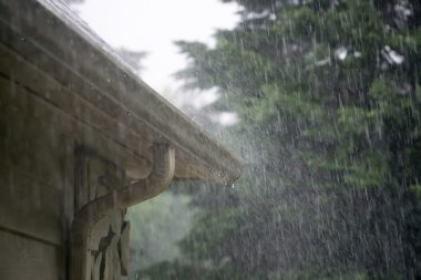 padajúci hustý dážď na strechu domu